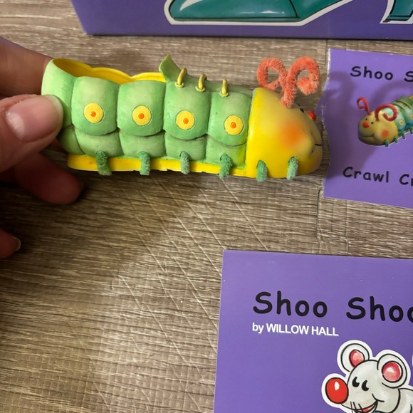 WILLOW HALL SHOO SHOO CRAWL CRAWL CATERPILLAR MINIATURE SHOE FIGURINE - Picture 3 of 4